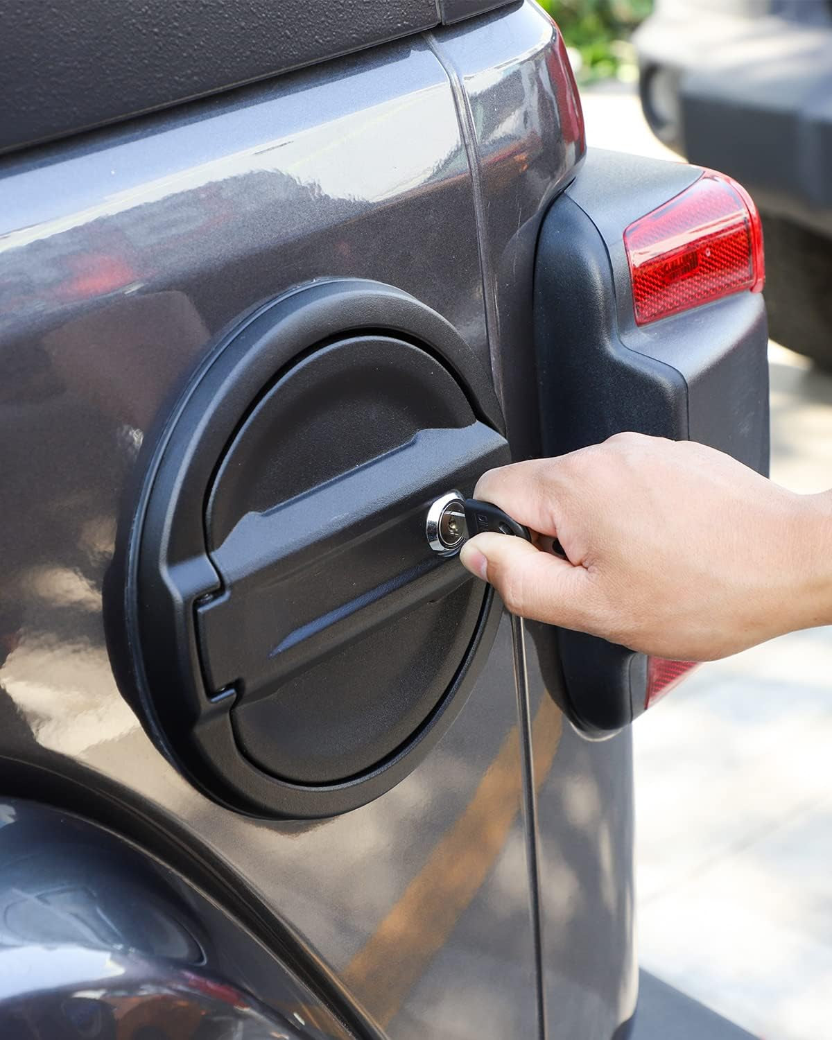 Locking Gas Cap Cover, Fuel Filler Tank Door with Lock Compatible with 2018-2025 Jeep Wrangler JL JLU 4Xe 2 and 4 Door, ABS + Aluminum Alloy Structure, Replacement Accessories, Black